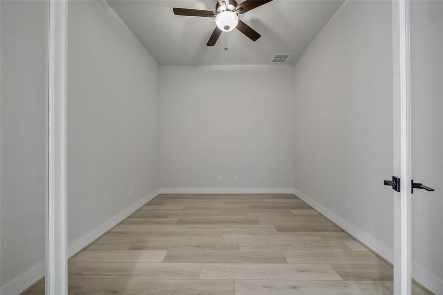 Spacious, unfurnished interior of a new home in Magnolia Bend, Rosharon (Image 24).