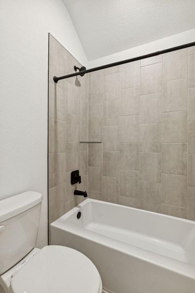 Furnished interior view inside a new home in Valencia, Manvel (Image 9).