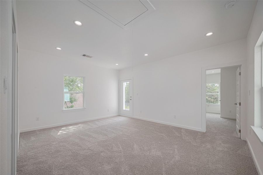 Spacious, unfurnished interior of a new home in , Houston (Image 37).