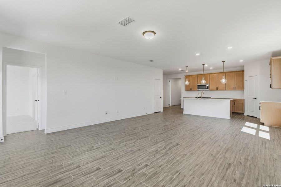 Spacious, unfurnished interior of a new home in Horizon Ridge, San Antonio (Image 13).