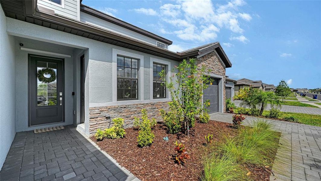 Exterior details and patio area of a home in , Bradenton (Image 4).