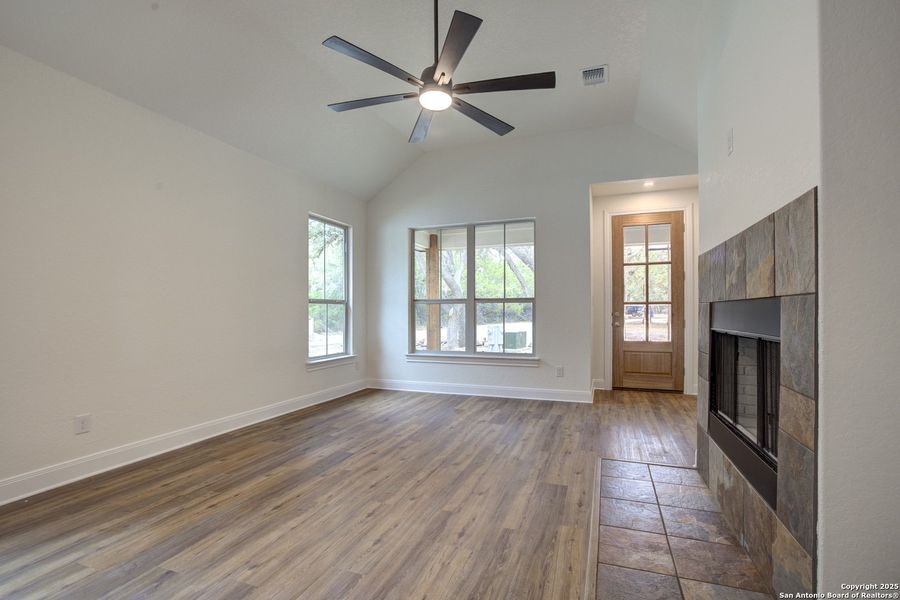 Spacious, unfurnished interior of a new home in , Wimberley (Image 14).