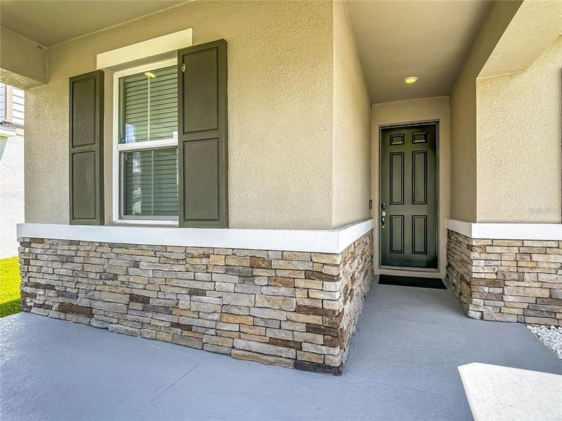 Exterior details and patio area of a home in Seasons at Big Sky, Kissimmee (Image 3).