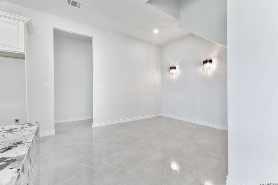 Spacious, unfurnished interior of a new home in , Atascosa (Image 40).