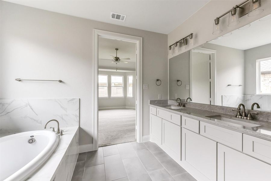 Furnished interior view inside a new home in Evergreen 55', Conroe (Image 11).