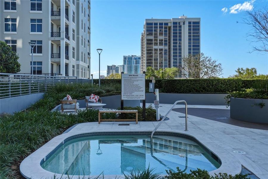 Condo located in Tampa, FL showcasing its design and architecture (Image 27).