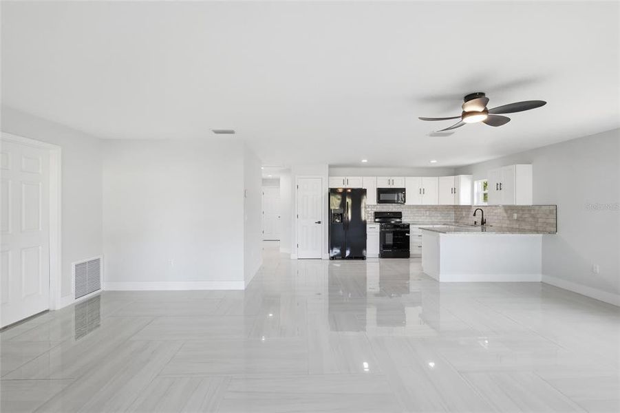 Spacious, unfurnished interior of a new home in , Palmetto (Image 8).