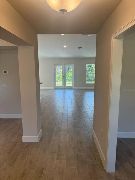 Spacious, unfurnished interior of a new home in Port Charlotte, Port Charlotte (Image 8).