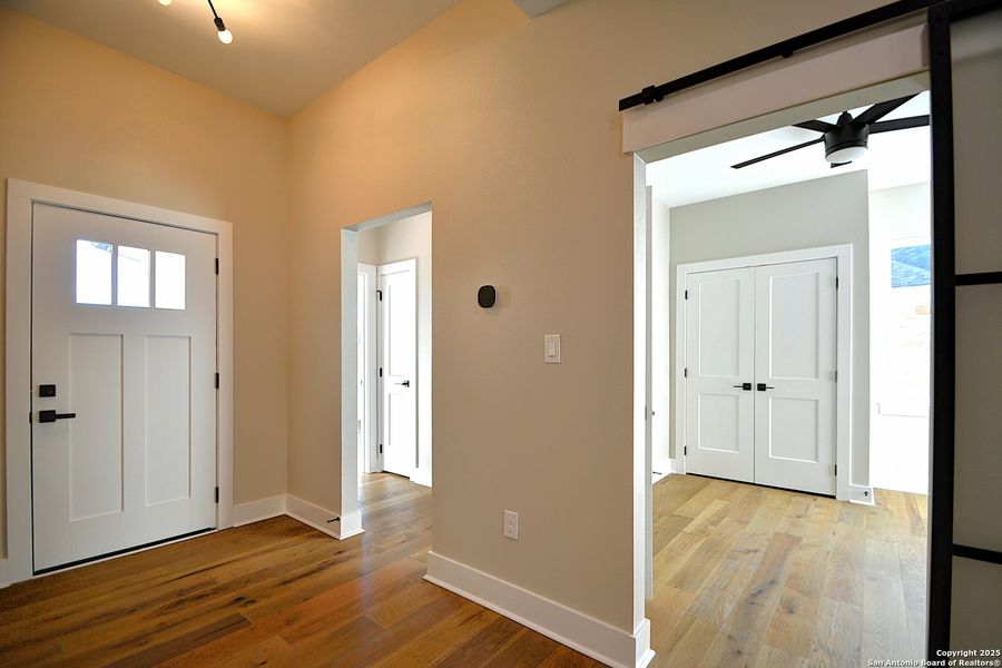Spacious, unfurnished interior of a new home in , Kerrville (Image 18).