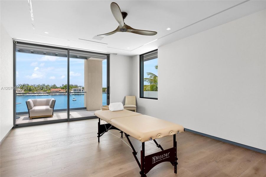 Furnished interior view inside a new home in , Fort Lauderdale (Image 21).