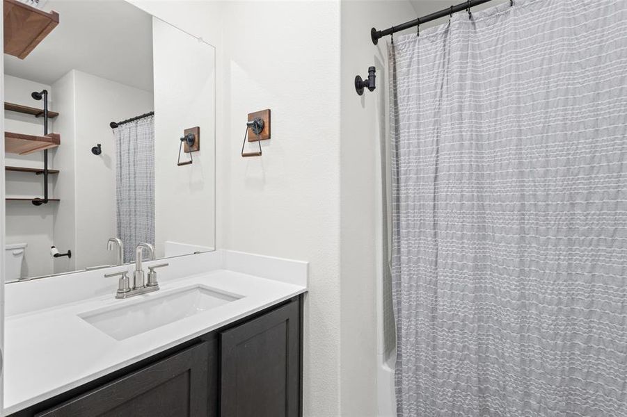 Full bathroom between bedrooms 2 & 3