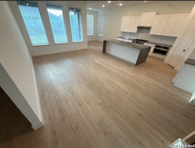 Spacious, unfurnished interior of a new home in Navarro Ranch, Seguin (Image 5). Spacious, unfurnished interior of a new home in Navarro Ranch, Seguin (Image 5).