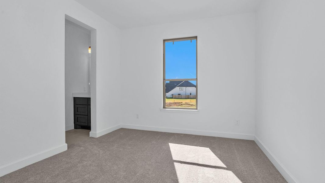 Spacious, unfurnished interior of a new home in Katy Court 70', Katy (Image 4).