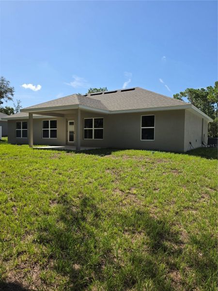 Exterior details and patio area of a home in Royal Highlands, Weeki Wachee (Image 3).
