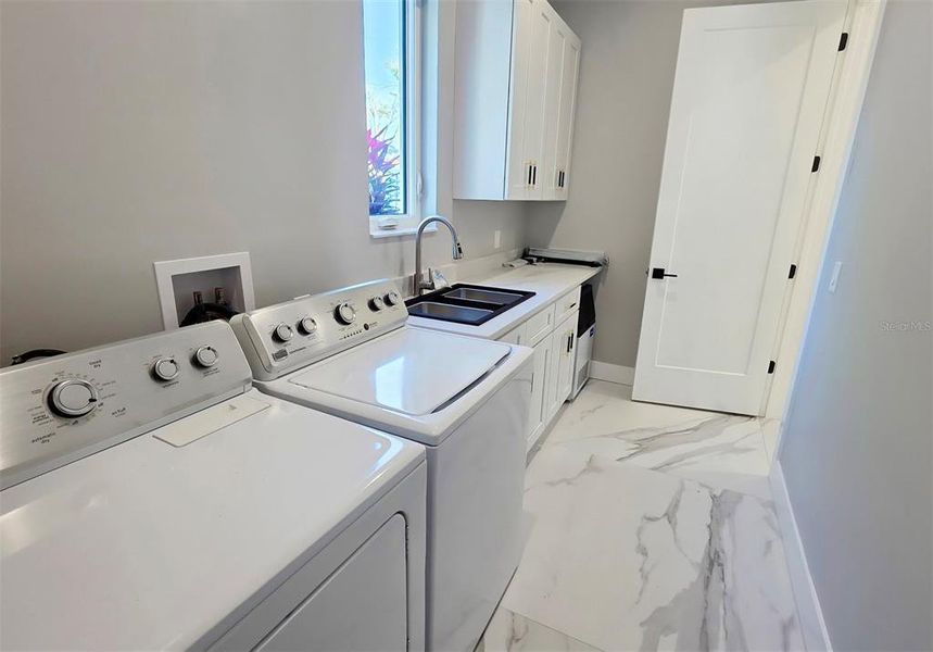 Furnished interior view inside a new home in , Sarasota (Image 61).