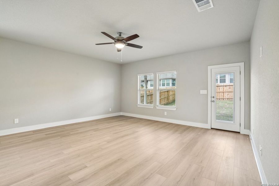 Spacious, unfurnished interior of a new home in Lark Canyon, New Braunfels (Image 46).