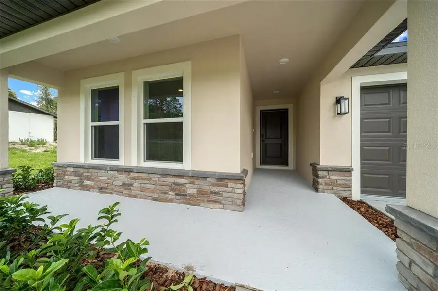Exterior details and patio area of a home in , Weeki Wachee (Image 30).