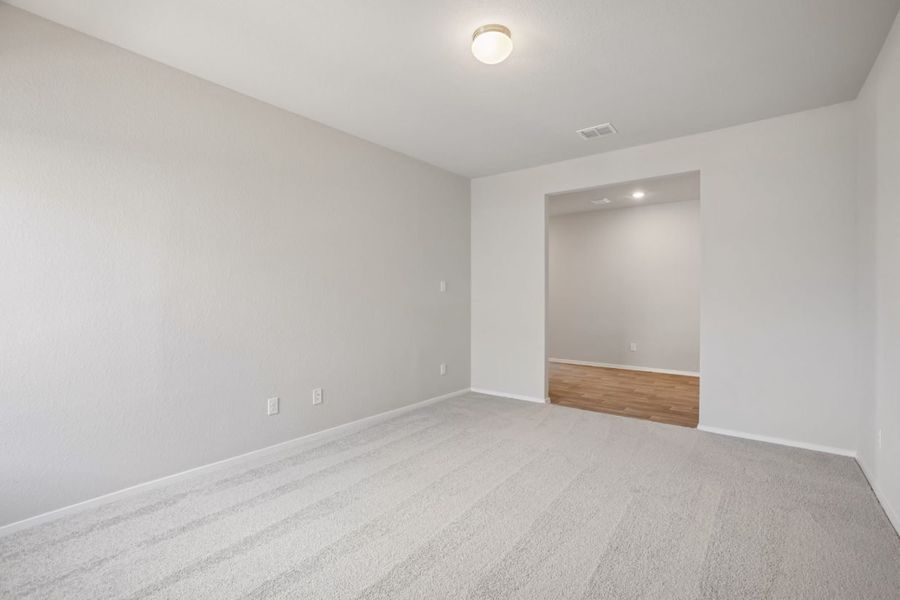 Spacious, unfurnished interior of a new home in Cloverleaf, Austin (Image 21).