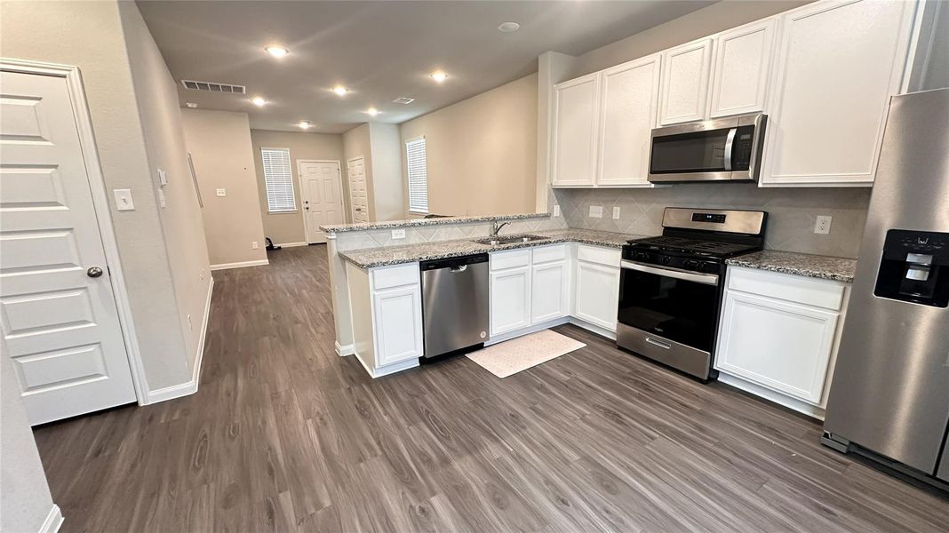 Furnished interior view inside a new home in Hunter's Creek, Huntsville (Image 11).