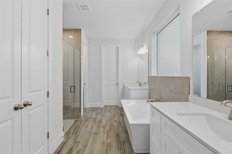 Representative furnished interior of a home built from the Oliver 2015 S TLT by Saratoga Homes in Lakeside at Tessera on Lake Travis, Lago Vista (Image 7).