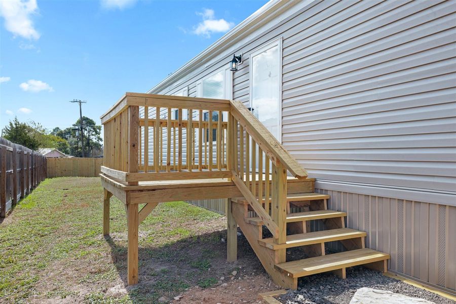 Exterior details and patio area of a home in , Navasota (Image 1).