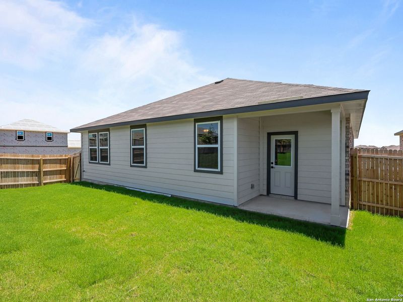 Exterior details and patio area of a home in Comanche Ridge, San Antonio (Image 18).