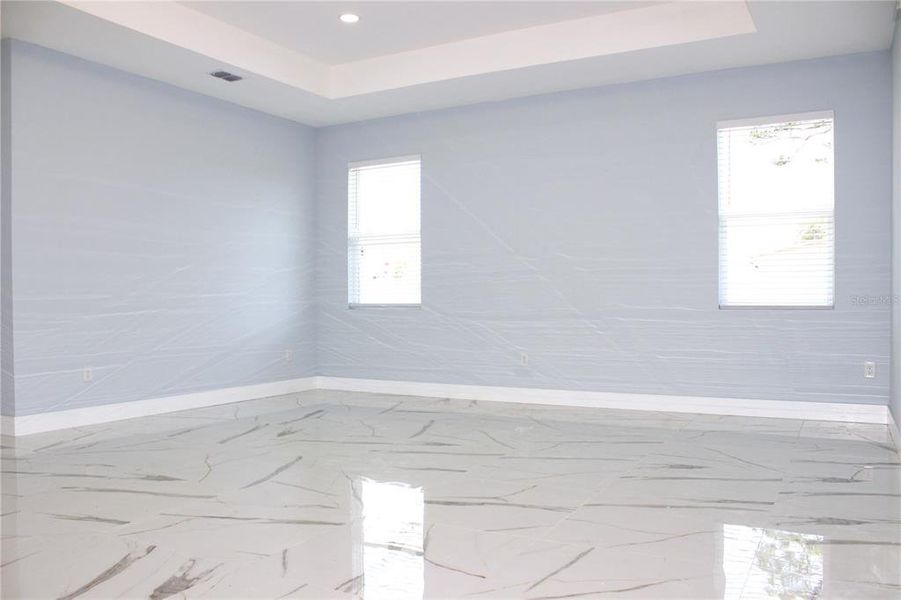 Spacious, unfurnished interior of a new home in , Tampa (Image 18).