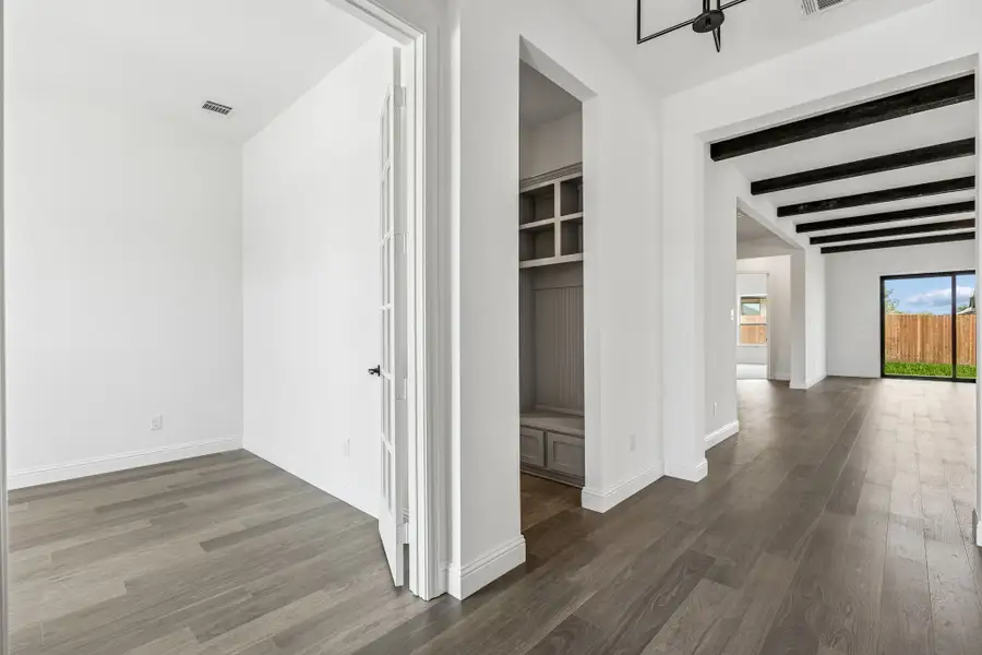 Spacious, unfurnished interior of a new home in Country Lakes, Denton (Image 15).