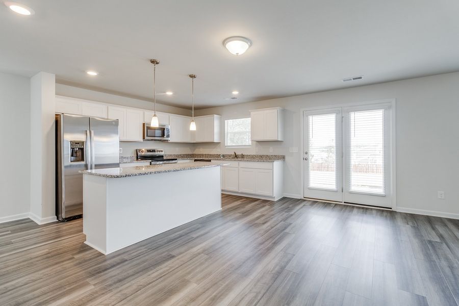 Spacious, unfurnished interior of a new home in Bluefield, Lexington (Image 10).