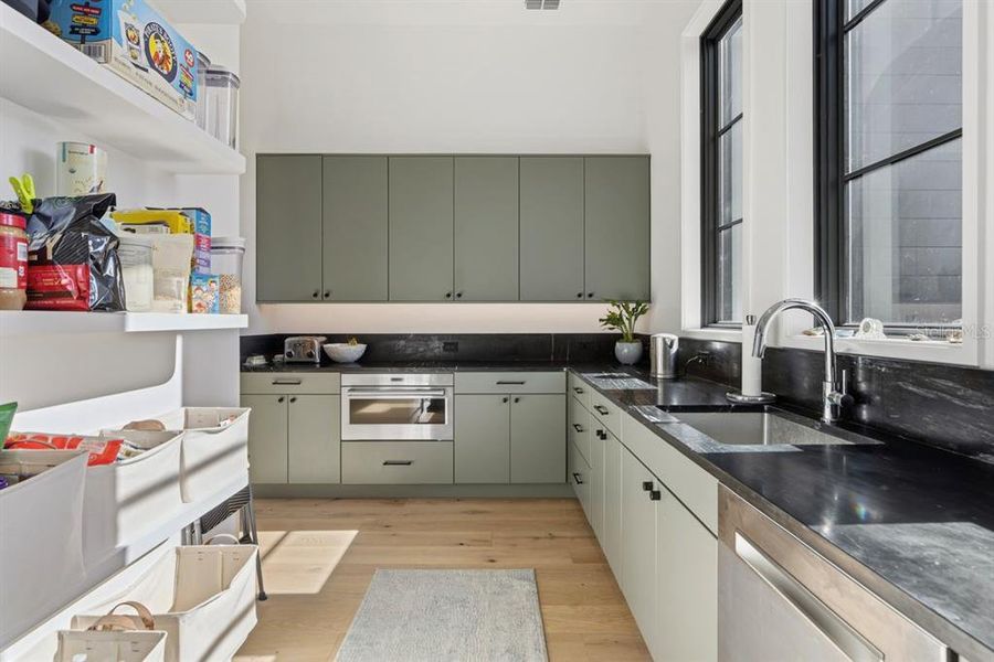 Furnished interior view inside a new home in , Orlando (Image 7).