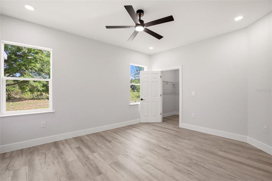 Spacious, unfurnished interior of a new home in , Sebring (Image 15).