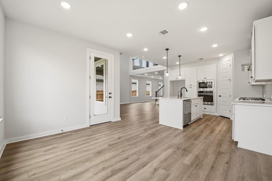 Spacious, unfurnished interior of a new home in Heritage, Dripping Springs (Image 32).