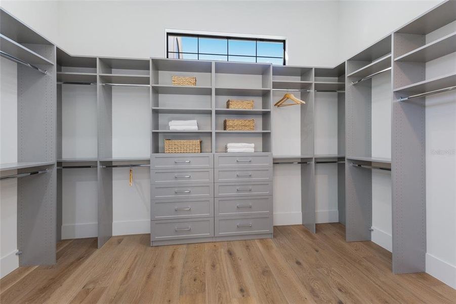 Spacious, unfurnished interior of a new home in , Sarasota (Image 23).