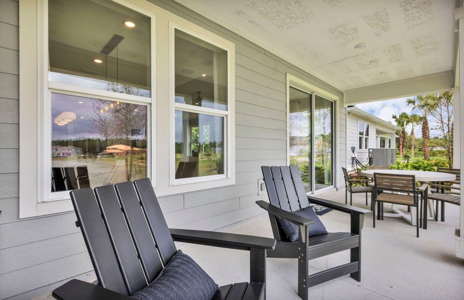 Exterior details and patio area of a home in Double Branch, Middleburg (Image 2).