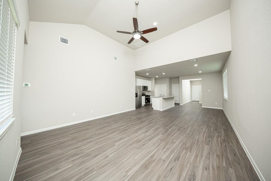 Spacious, unfurnished interior of a new home in Mackenzie Creek, Conroe (Image 12).
