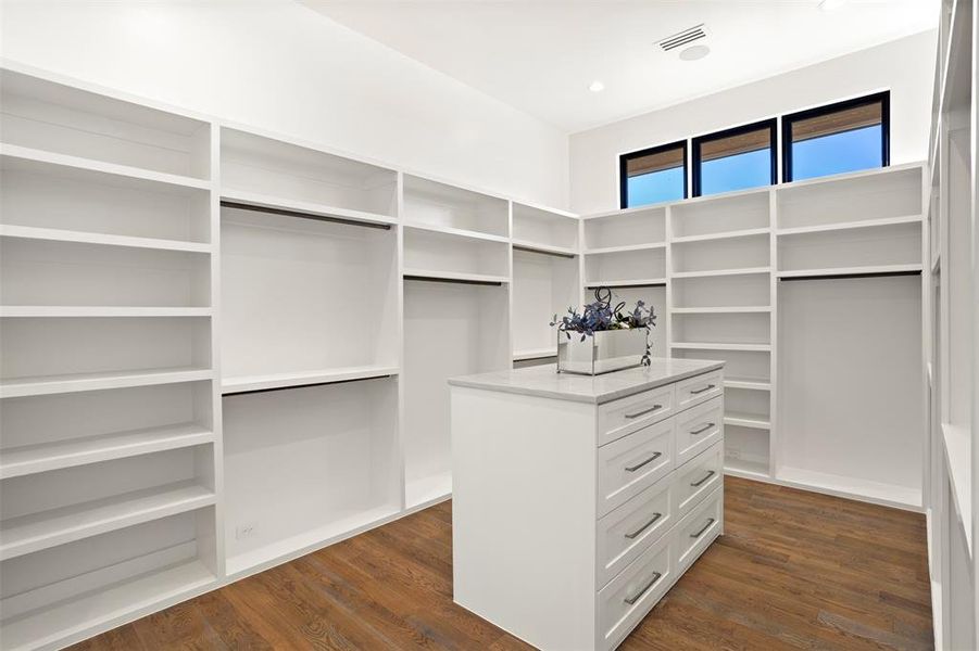 Her closet.... dreamy.