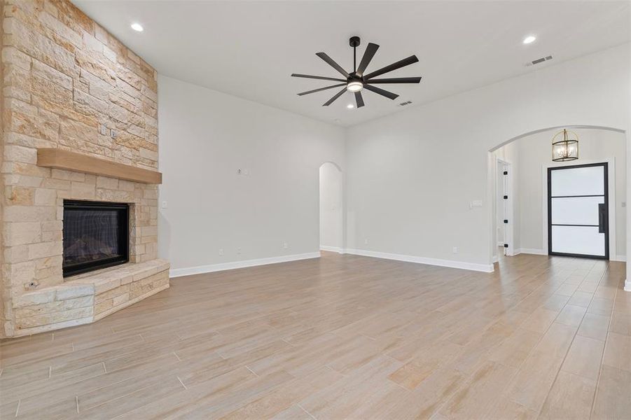 Spacious, unfurnished interior of a new home in Santana Ridge, Weatherford (Image 23).