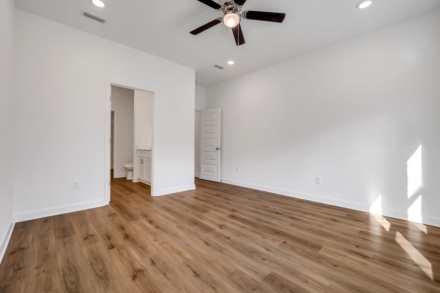 Spacious, unfurnished interior of a new home in Barton's Bend, Crestview (Image 39).