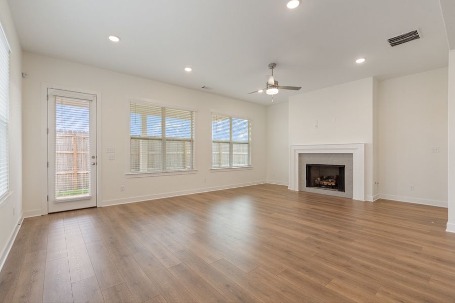 Spacious, unfurnished interior of a new home in Myers Park, Arlington (Image 16).