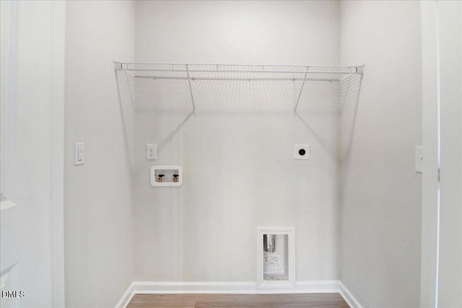 25-Laundry area with washer dryer hookup