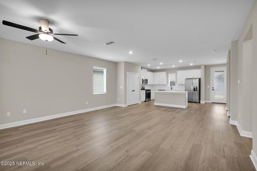 Spacious, unfurnished interior of a new home in Jennings Farm, Middleburg (Image 21).