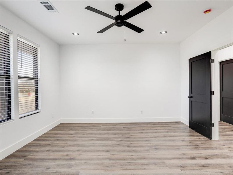 Spacious, unfurnished interior of a new home in , Bells (Image 17).
