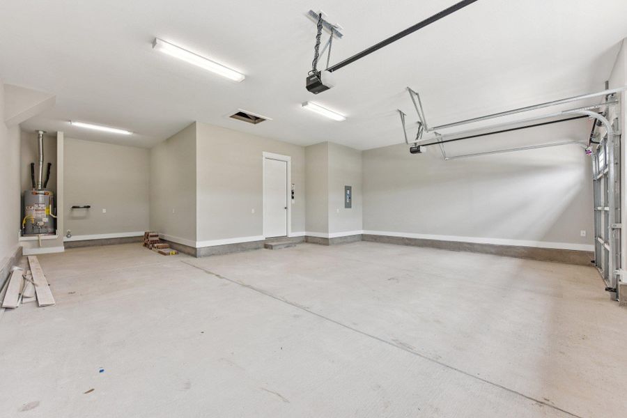 Spacious, unfurnished interior of a new home in Sun City Texas, Georgetown (Image 28).