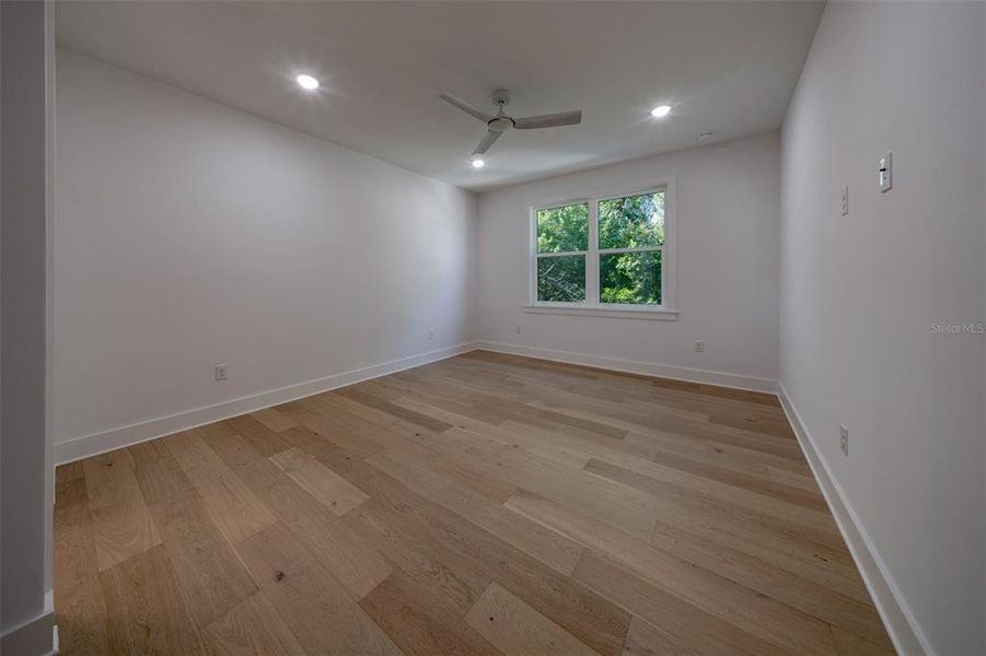 Spacious, unfurnished interior of a new home in , Orlando (Image 25).