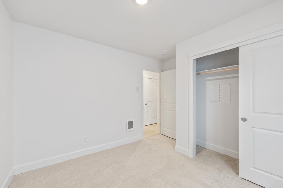 Spacious, unfurnished interior of a new home in Feather Ridge, Redmond (Image 14).