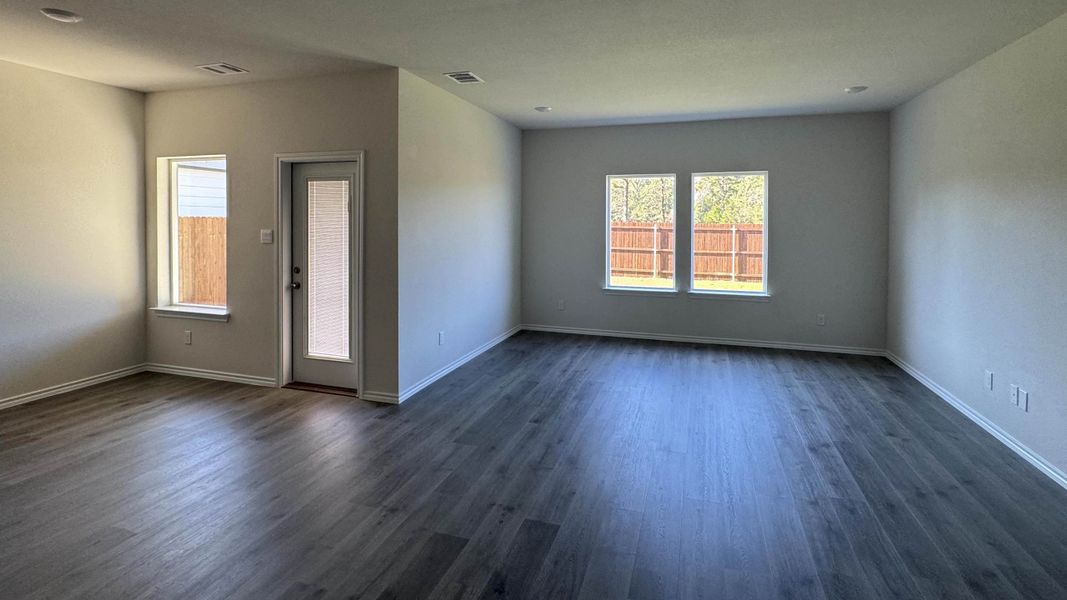 Spacious, unfurnished interior of a new home in Blaire Lake, Tyler (Image 6).