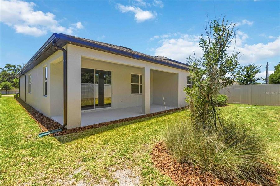 Exterior details and patio area of a home in , Valrico (Image 3).