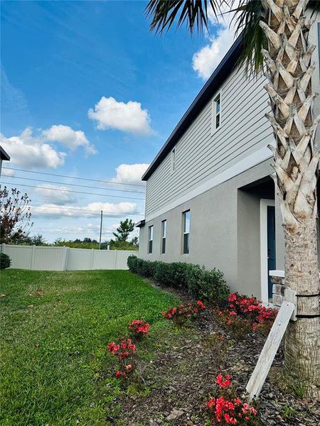 Exterior details and patio area of a home in , New Port Richey (Image 3).
