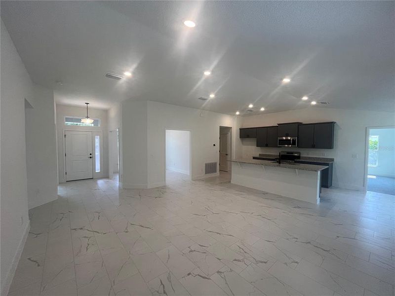 Spacious, unfurnished interior of a new home in , Ocala (Image 7).