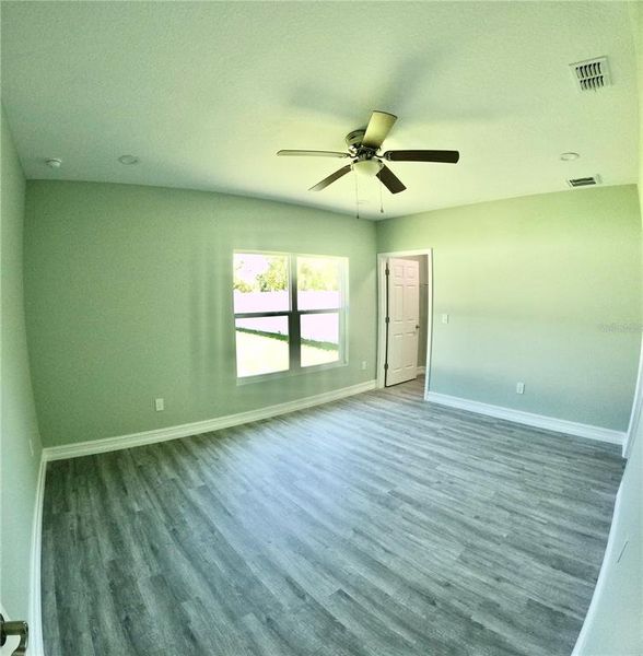 Spacious, unfurnished interior of a new home in , Tampa (Image 13).